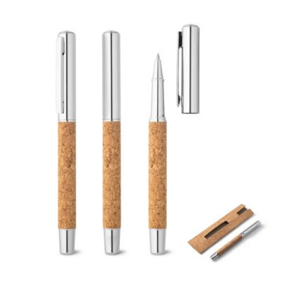 ANDREW. Caneta roller em aço inox 90% reciclado e cortiça com escrita em azul
