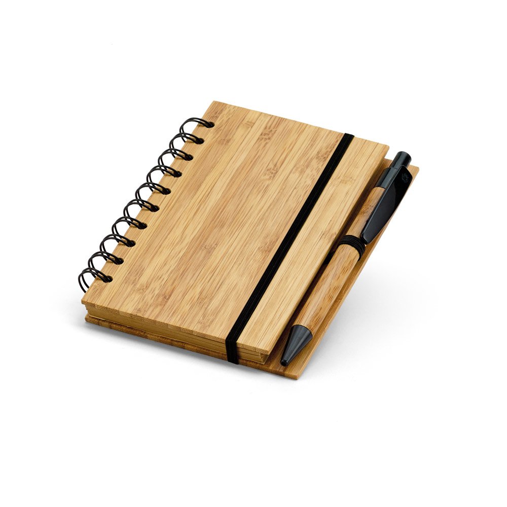 DICKENS A6. Caderno A6 espiral de capa dura em bambu, com páginas pautadas em papel 100% reciclado