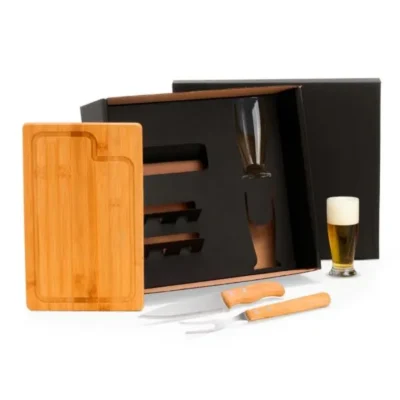 Kit para Churrasco com Copos - 5 com tábua em Bambu personalizado com logo